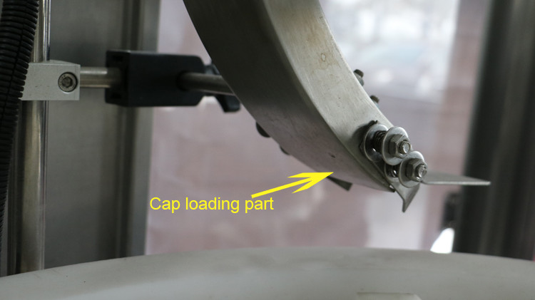 Машина для наполнения круглых бутылок на 500 мл с герметизирующим колпачком и звездообразным колесом