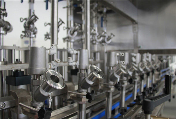 Высокопроизводительная машина для розлива масла в бутылки