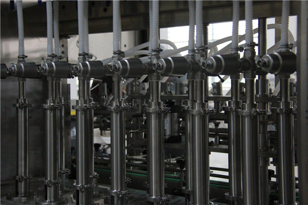 Линейная разливочная машина с соусом из паприкой